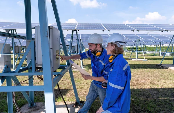 Ingegneri Manutenzione Solare Fattoria Problemi Ripresa Guardando Pannello Controllo Inverter — Foto Stock