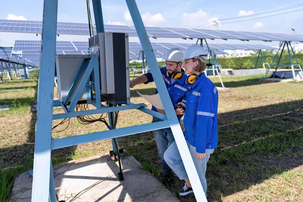 Ingenieros Mantenimiento Granja Solar Problemas Para Disparar Mirar Panel Control —  Fotos de Stock
