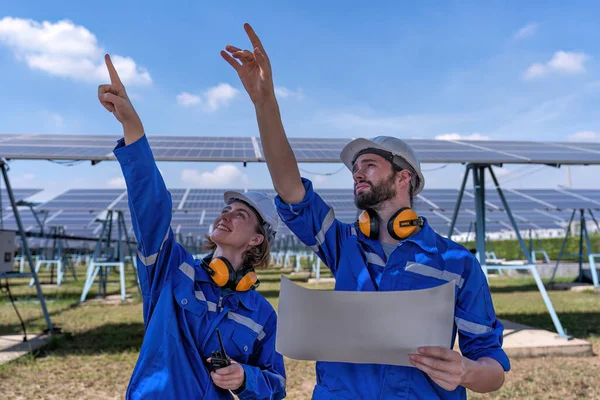 Maintenance Engineers Solar Farm Looking Drawing Discuss Expansion Upgrade Electricity — Stock Photo, Image