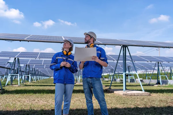 Technici Údržby Solární Farmě Hledají Kreslení Diskutovat Rozšíření Upgrade Elektrárny — Stock fotografie