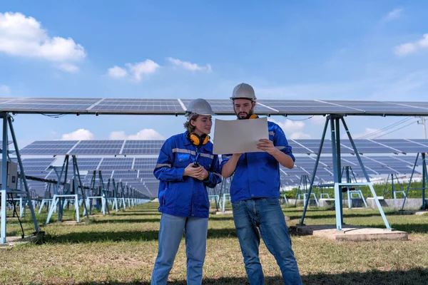 Maintenance Engineers Solar Farm Looking Drawing Discuss Expansion Upgrade Electricity — Stock Photo, Image