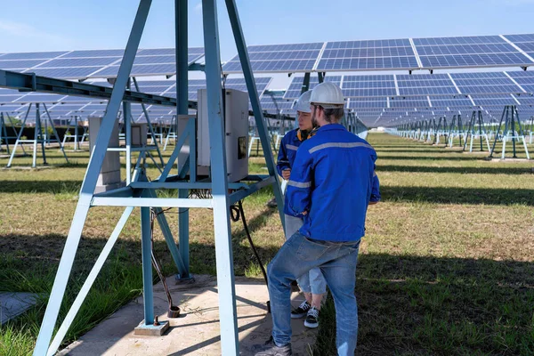 Wartungsingenieure Solarpark Bei Der Fehlerbehebung Und Beim Blick Auf Die — Stockfoto