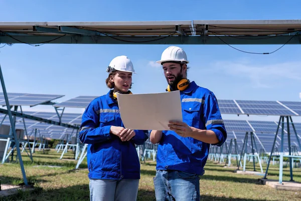 Inżynierowie Zajmujący Się Konserwacją Farmach Słonecznych Dyskutują Temat Modernizacji Elektrowni — Zdjęcie stockowe