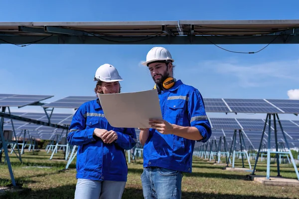 Ingenieros Mantenimiento Granja Solar Mirando Dibujo Discutir Sobre Ampliación Actualizar —  Fotos de Stock