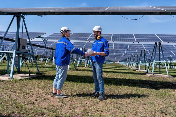 Technici Údržby Solární Farmě Hledají Kreslení Diskutovat Rozšíření Upgrade Elektrárny — Stock fotografie