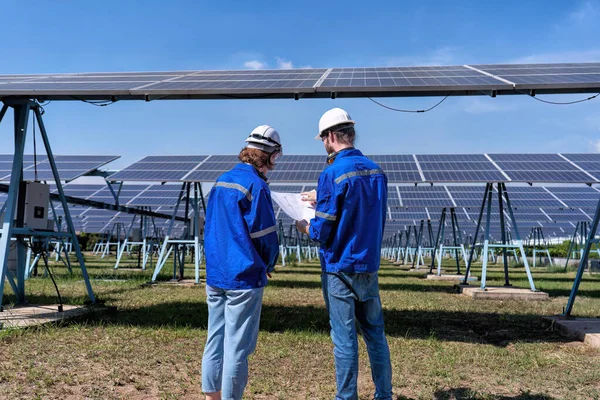 Inżynierowie Zajmujący Się Konserwacją Farmach Słonecznych Dyskutują Temat Modernizacji Elektrowni — Zdjęcie stockowe