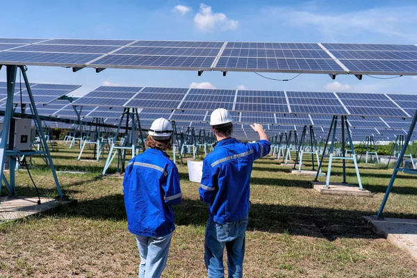 Inżynierowie Zajmujący Się Konserwacją Farmach Słonecznych Dyskutują Temat Modernizacji Elektrowni — Zdjęcie stockowe