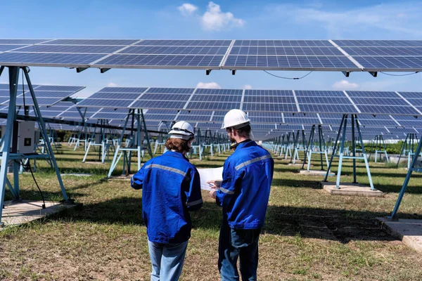 Güneş çiftliği bakım mühendisi görünümlü çizim genişleme güncelleme elektrik santrali hakkında tartışır