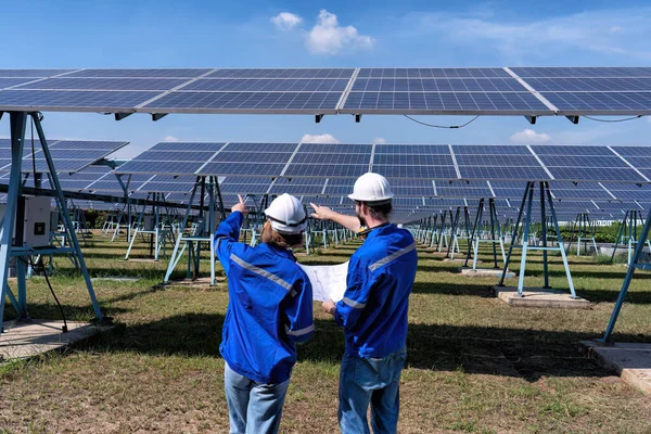 Güneş çiftliği bakım mühendisi görünümlü çizim genişleme güncelleme elektrik santrali hakkında tartışır