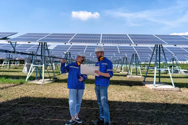 Güneş çiftliği bakım mühendisi görünümlü çizim genişleme güncelleme elektrik santrali hakkında tartışır