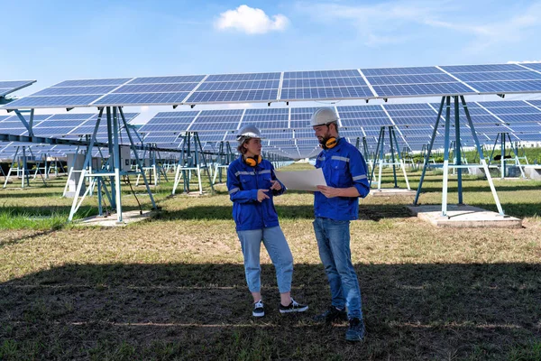 Güneş çiftliği bakım mühendisi görünümlü çizim genişleme güncelleme elektrik santrali hakkında tartışır