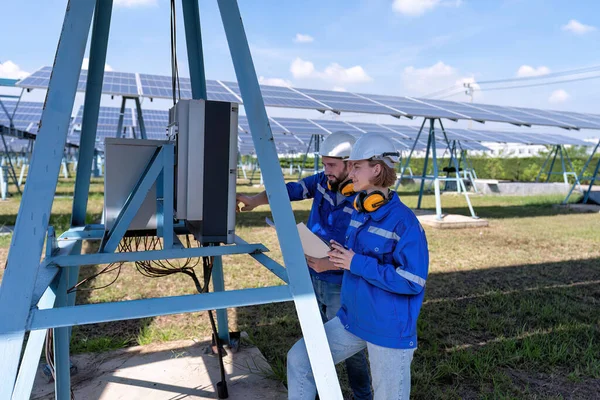太阳能农场故障排除和逆变器控制面板维修工程师 图库图片