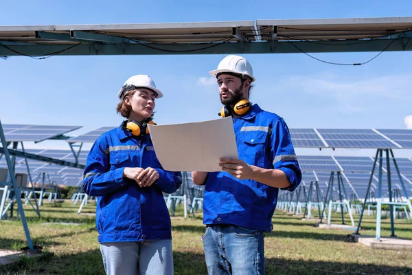 太阳能发电厂维修工程师勘察图探讨扩建升级发电厂 免版税图库照片