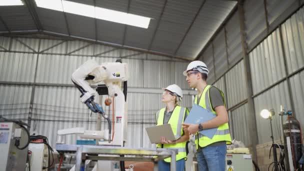 Ρομποτική Εκπαιδευτής Εκπαιδευτής Διδάξει Κορίτσι Μηχανικός Προγραμματίσει Βραχίονα Ρομπότ Ματιά — Αρχείο Βίντεο