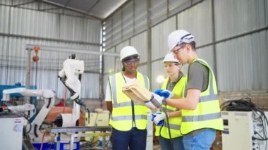 Robot eğitim merkezinde kız mühendise robot kolu nasıl çalıştırıp programlayacağını öğretiyor.