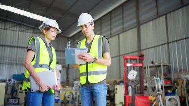 Robot eğitim merkezi eğitmeninde kız mühendis ile kullanma kılavuzunu kontrol et.