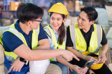 Geniş bir depoda çalışanlar birlikte oturup arkanıza yaslanın.