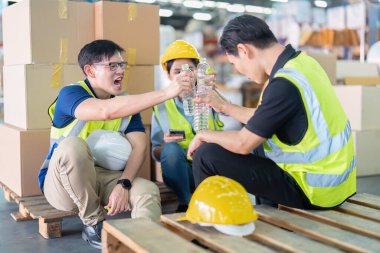 Geniş bir depoda çalışanlar birlikte oturup rahatlayın.