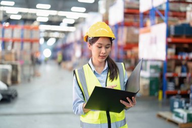 Geniş depo deposunda çalışan personel kontrol listesi yürüme kontrol malları rafta