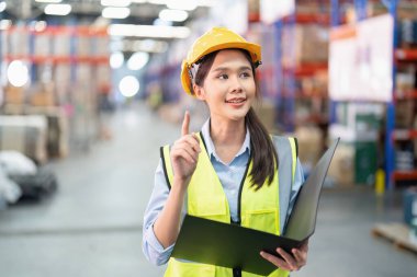 Geniş depo deposunda çalışan personel kontrol listesi yürüme kontrol malları rafta