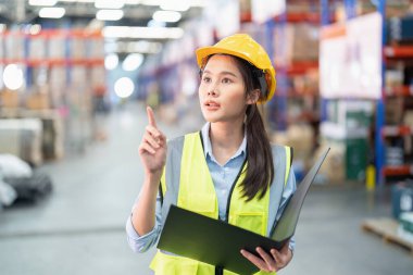 Geniş depo deposunda çalışan personel kontrol listesi yürüme kontrol malları rafta