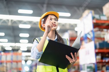 Geniş depo deposunda çalışan personel kontrol listesi yürüme kontrol malları rafta