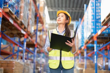 Geniş depo deposunda çalışan personel kontrol listesi yürüme kontrol malları rafta