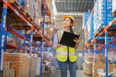 Geniş depo deposunda çalışan personel kontrol listesi yürüme kontrol malları rafta