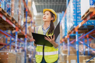 Geniş depo deposunda çalışan personel kontrol listesi yürüme kontrol malları rafta