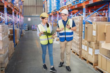 2 personel büyük depo müdürü ve stajyer yürüme kontrol malları raf ve radyo