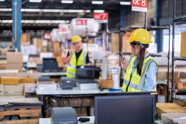 Büyük depo deposunda çalışan bir işçi. Kasiyerdeki stokları kontrol ediyor.