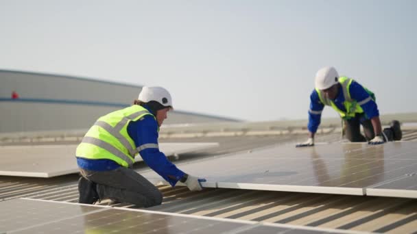 Proces Instalacji Paneli Słonecznych Inżynierowie Dachu Instalacji Konfiguracji Paneli — Wideo stockowe