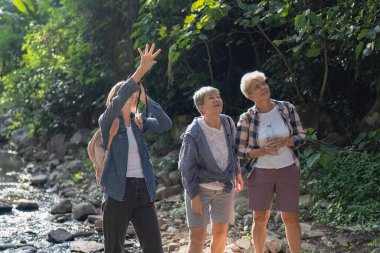 Sıraya girip ormanda odunları aşan turist açık hava macera kuşu çalışması.