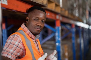 Depo deposunda çalışan bir işçi. Barkod kutusunu ve raftaki dinlenme portresini tara.