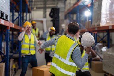 Depodaki çeşitli işçi sendikaları maaş zammını kazandıktan sonra başarıyı kutladı