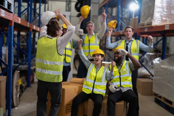 在赢得抗议加薪后 仓库中的工会多样性团体庆祝胜利 — 图库照片