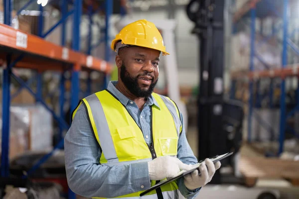 Depoda Çalışan Afrikalı Amerikalı Forkliftleri Kontrol Ediyor Gülümsüyor — Stok fotoğraf