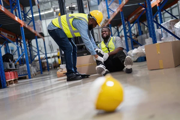 Depoda Çalışan Afrikalı Amerikalılar Yakınlarda Çalışan Forklift Kutusundan Kaza Geçirmişler — Stok fotoğraf