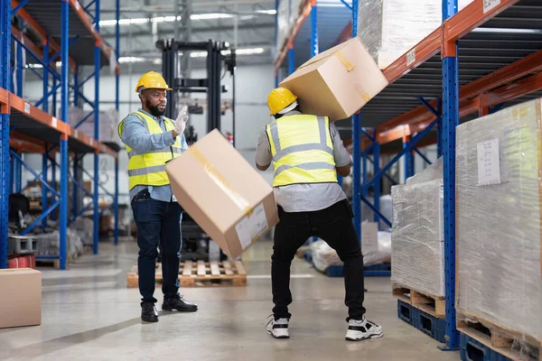 Africano Americanos Que Trabalham Armazém Tem Acidente Caixa Transporte Empilhadeira — Fotografia de Stock