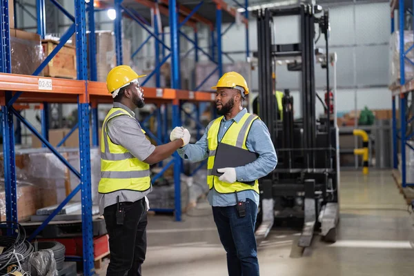 Afrikaanse Amerikanen Werken Magazijn Controleren Vorkheftruck Laden Kartonnen Dozen Glimlachen — Stockfoto