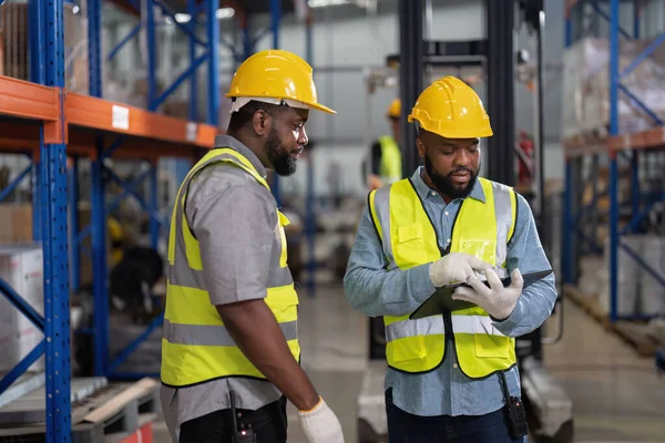 Depoda Çalışan Afrikalı Amerikalılar Stok Kontrol Listesi Tutuyorlar — Stok fotoğraf