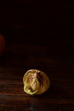 Siyah bir arka plan üzerinde dilimlenmiş soğan