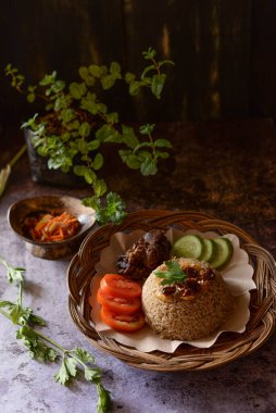 Geleneksel Gıda, Nasi Kebuli kızarmış biftekle servis ediliyor.