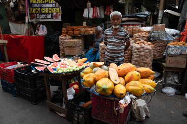 Bayram arifesinde Kolkata şehrinde sokak yemekleri