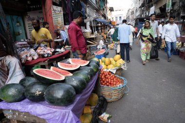 Bayram arifesinde Kolkata şehrinde sokak yemekleri
