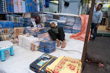 Bayram arifesinde Kolkata şehrinde sokak yemekleri