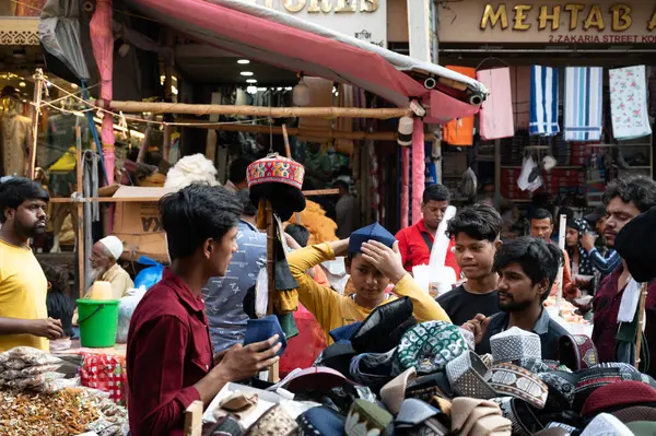 Gıda satıcısı Kolkata 'da flüt satıyor