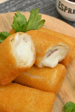 Tahta aksesuarlar ya da ahşap tabaklar üzerinde mayonez risol kekleri (Endonezya 'da Risol Mayo olarak bilinir)).