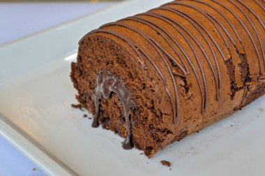 Çikolatalı Bolu keki tepside (kue bolu coklat)