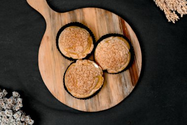  vanilla stuffed choux cake on a wooden tray